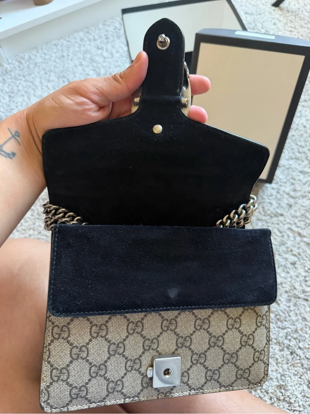 Gucci signature gg